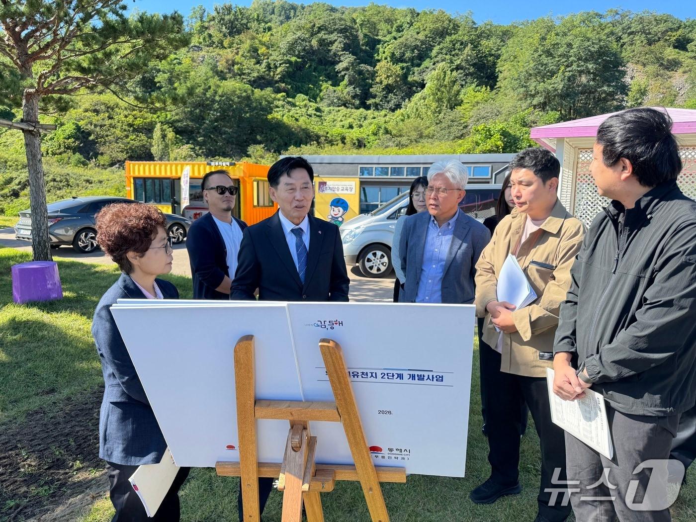 본문 이미지 - 현안사업 현장을 점검 중인 이정학 강원 동해시장(가운데).(동해시 제공. 재판매 및 DB 금지) 2026.10.2/뉴스1