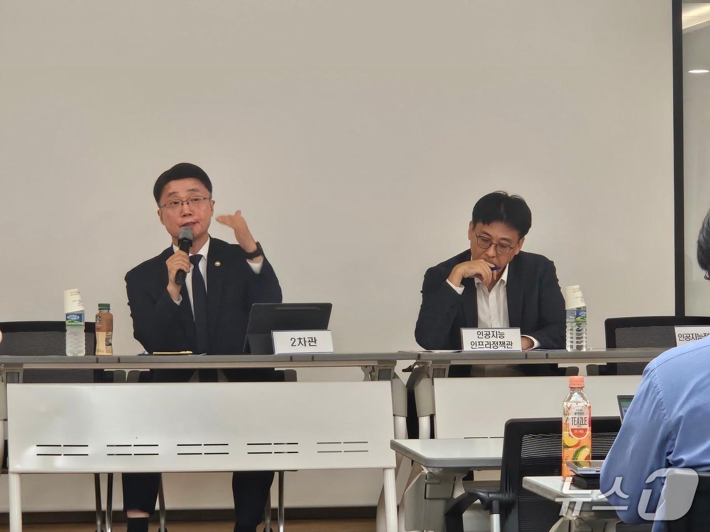 본문 이미지 - 류제명 과학기술정보통신부 2차관이 기자 간담회에서 독자 AI 파운데이션 모델 프로젝트와 관련해 설명하고 있다.ⓒ 뉴스1