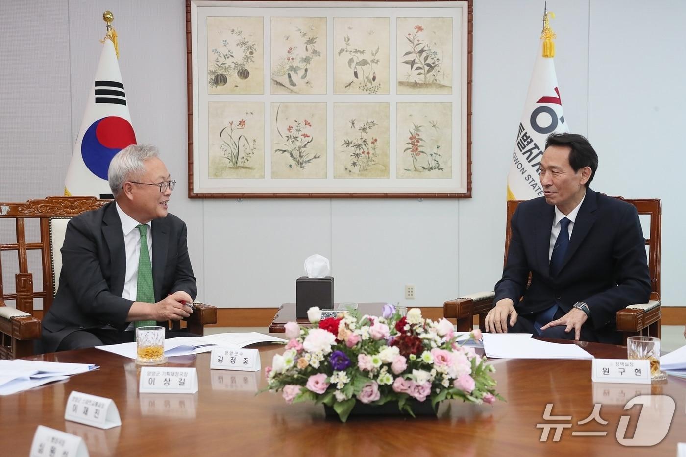 본문 이미지 - 2일 우상호 강원도지사를 만나 현안 지원 요청 중인 김정중 양양군수(왼쪽).(양양군 제공. 재판매 및 DB 금지) 2026.10.2/뉴스1