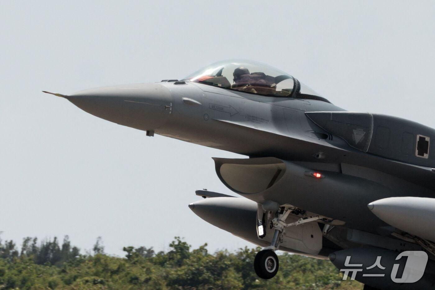 본문 이미지 - 2일 대만 타이둥 공군기지에 새로 도입된 F-16V 전투기가 착륙하고 있는 모습. <자료사진>.2026.10.2 ⓒ AFP=뉴스1