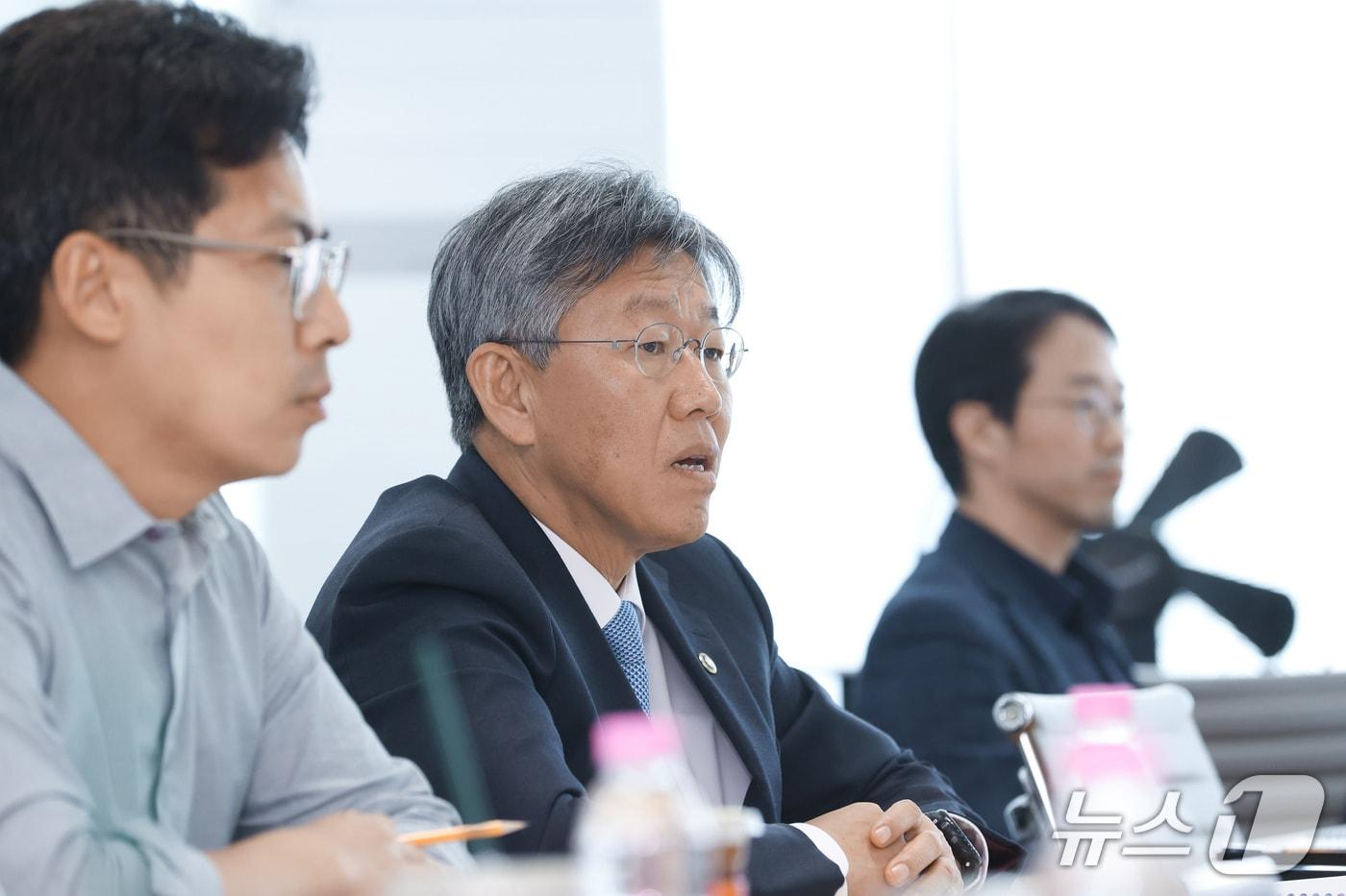 본문 이미지 - 김이탁 국토부 제1차관(가운데)은 2일 서울 용산 국토부-LH 합동 주택공급 TF 회의실에서 한국토지주택공사(LH)·서울주택도시공사(SH)·경기주택도시공사(GH)·인천도시공사(iH) 등 4대 공사와 '제3차 공공주택 공급점검 TF 회의를 개최했다.(국토부 제공)