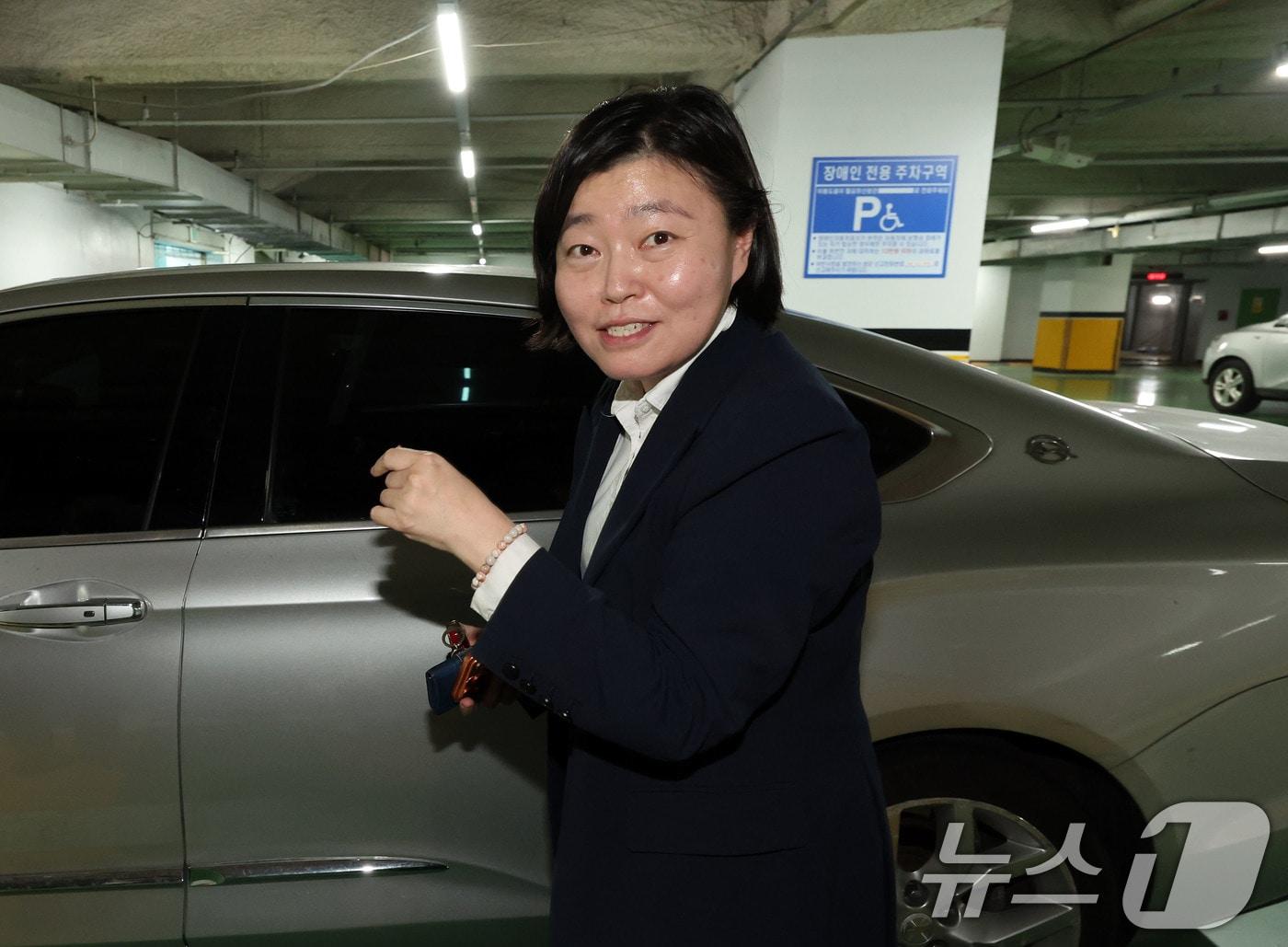 본문 이미지 - 임은정 초대 광주지방중대범죄수사청장이 2일 오후 전남광주 북구 광주중수청 청사에 도착해 짐을 내리고 있다. 2026.10.2 ⓒ 뉴스1 박지현 기자