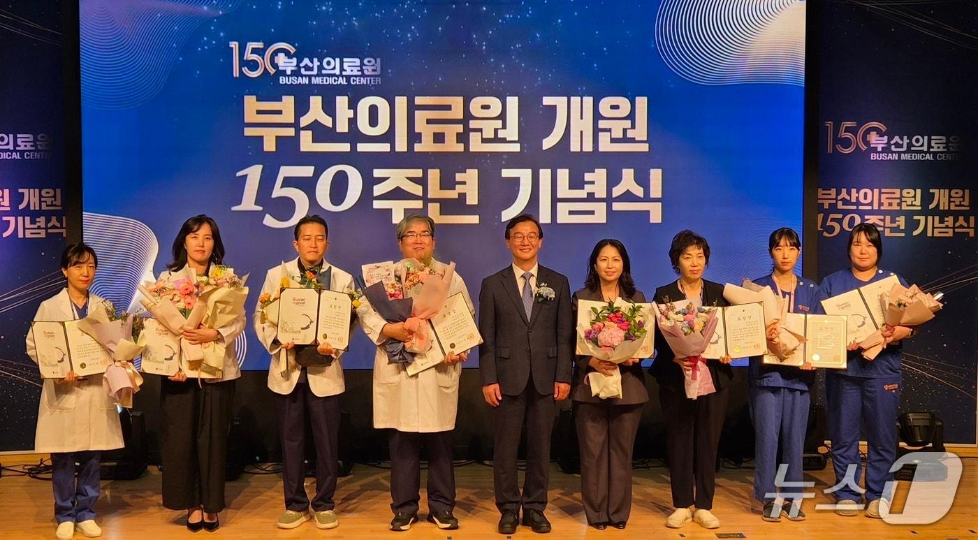 본문 이미지 - 전재수 부산시장이 2일 부산의료원 개원 150주년 기념식에서 우수 직원 유공자에게 포상을 한 뒤 기념 촬영하고 있다. 2026.10.2뉴스1 ⓒ News1 임순택 기자