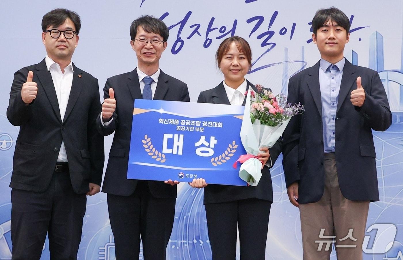 본문 이미지 - 지난 1일 열린 '2026년 혁신조달 경진대회'에서 동서발전 직원들이 대상을 수상한 뒤 기념촬영을 하고 있다. (동서발전 제공. 재판매 및 DB 금지) /뉴스1