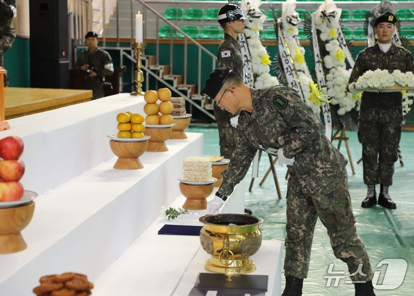 본문 이미지 - 강봉일 육군 제22보병사단장이 2일 고성종합체육관에서 열린 6.25 전사자 유해발굴 개토식에서 헌화하고 있다.(22사단 제공. 재판매 및 DB 금지) 2026.10.2/뉴스1