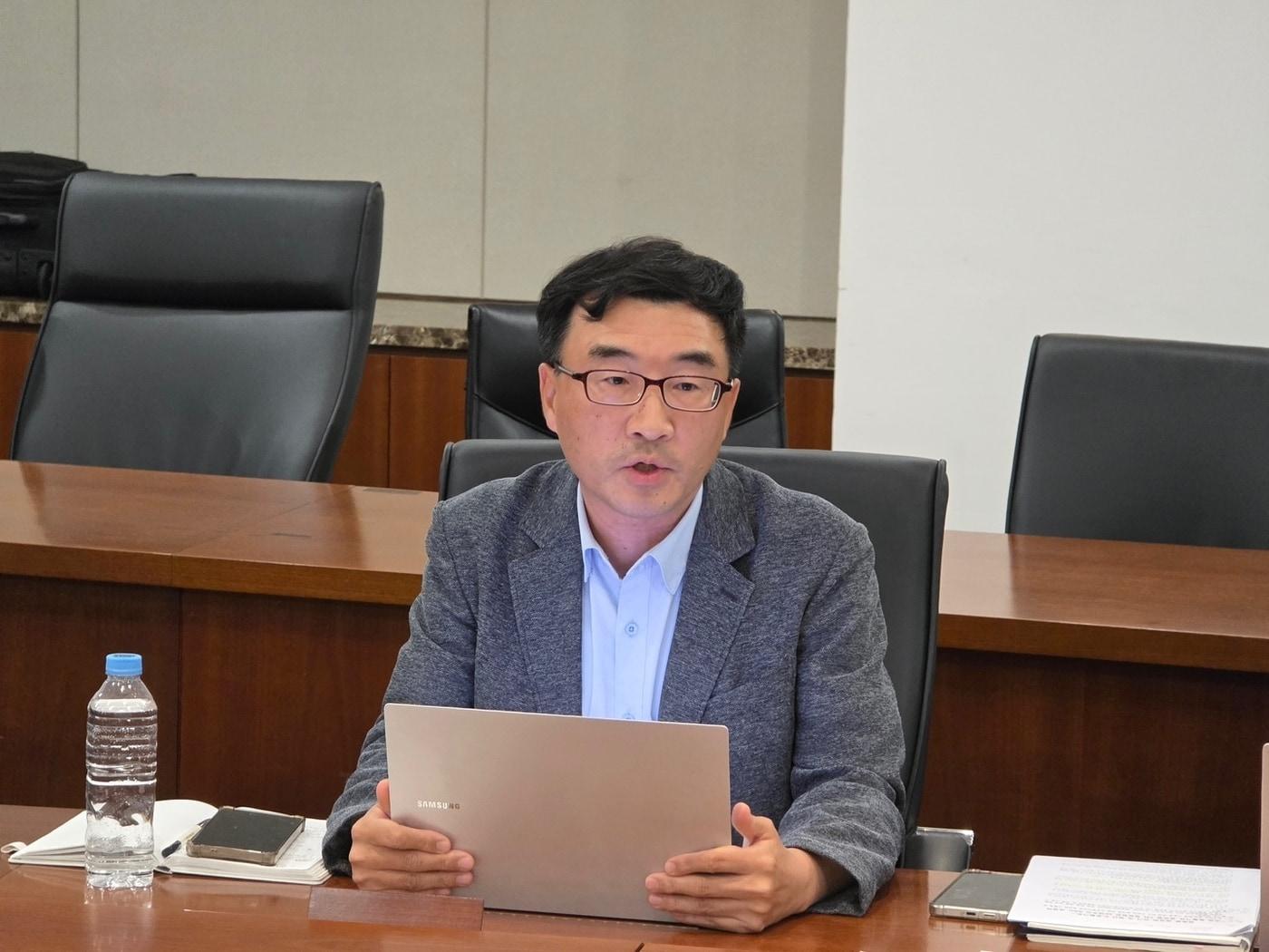 본문 이미지 - 박성범 SK이노베이션 에너지·화학기술연구소장 겸 에너지 세이빙 연구소장이 간담회에서 설명을 하고 있다.(SK이노베이션 제공)/뉴스1