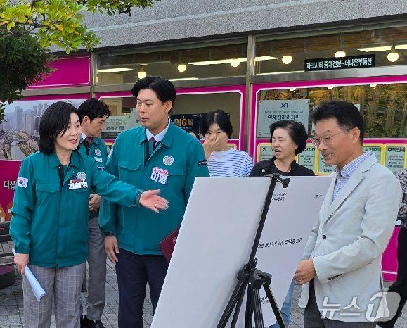 본문 이미지 - 김희정 국회의원과 이열 부산시의원, 시 버스운영과장 등은 2일 신설될 정류소 위치 선정을 위해 안진초등학교 일대를 현장 점검하고 있다. (김희정 의원실 제공. 재판매 및 DB금지)