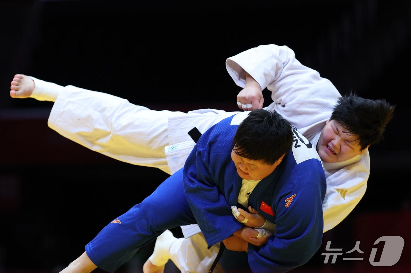 본문 이미지 - 대한민국 이현지가 2일 일본 아이치 인터내셔널 아레나에서 열린 2026 아이치·나고야 아시안게임 유도 여자 78kg 초과급 중국 뉴신란과의 결승전에서 한판패를 당한 후 아쉬워하고 있다. 2026.10.2 ⓒ 뉴스1 안은나 기자