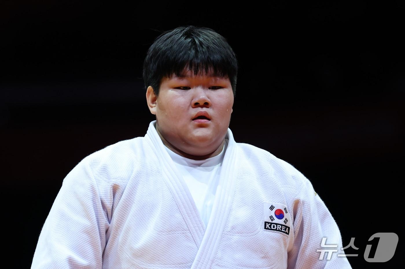 본문 이미지 - 대한민국 이현지가 2일 일본 아이치 인터내셔널 아레나에서 열린 2026 아이치·나고야 아시안게임 유도 여자 78kg 초과급 중국 뉴신란과의 결승전에서 한판패를 당한 후 아쉬워하고 있다. 2026.10.2 ⓒ 뉴스1 안은나 기자