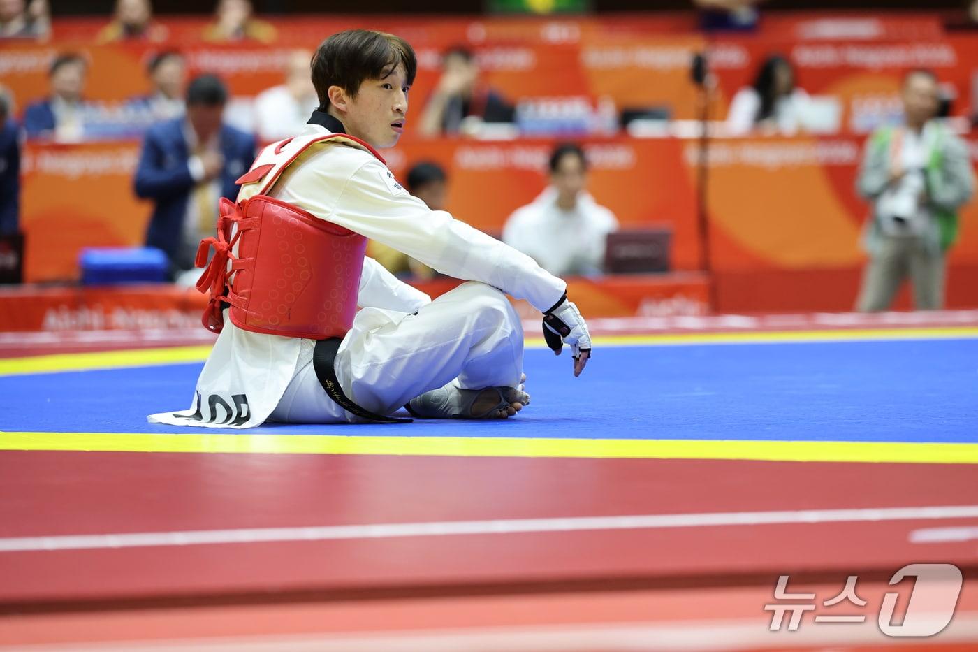 본문 이미지 - 대한민국 안향식이 2일 일본 도요하시 체육관에서 열린 2026 아이치·나고야 아시안게임 태권도 겨루기 남자 -58kg급 준결승 카자흐스탄 타미를란 틀레울레스과 맞대결에서 패배를 당한 후 아쉬워하고 있다. 2026.10.2 ⓒ 뉴스1 김도우 기자