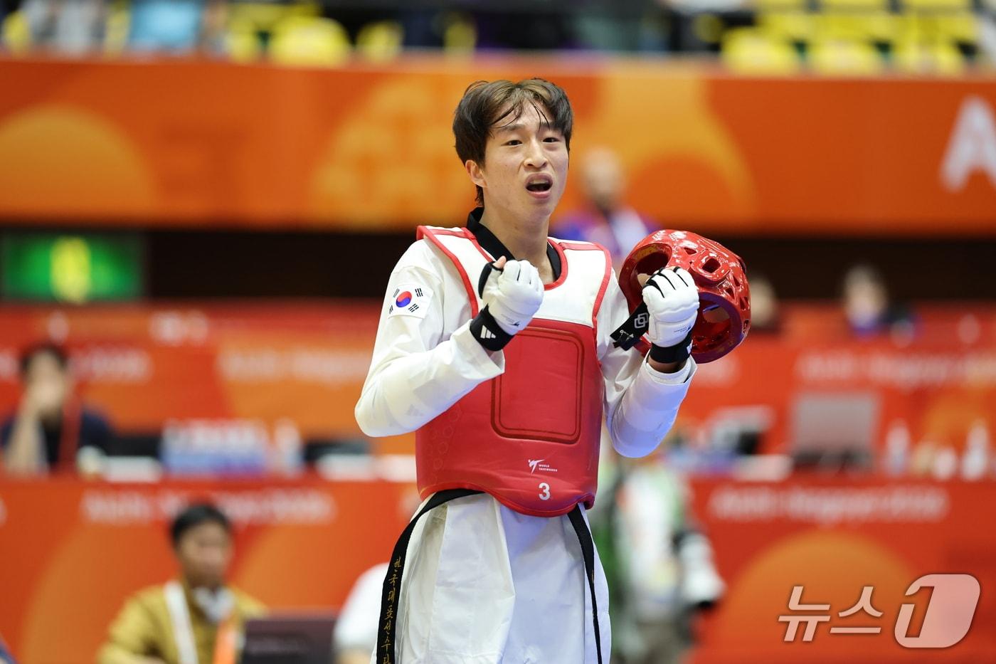 본문 이미지 - 대한민국 안향식이 2일 일본 도요하시 체육관에서 열린 2026 아이치·나고야 아시안게임 태권도 겨루기 남자 -58kg급 준결승 카자흐스탄 타미를란 틀레울레스과 맞대결에서 패배를 당한 후 아쉬워하고 있다. 2026.10.2 ⓒ 뉴스1 김도우 기자