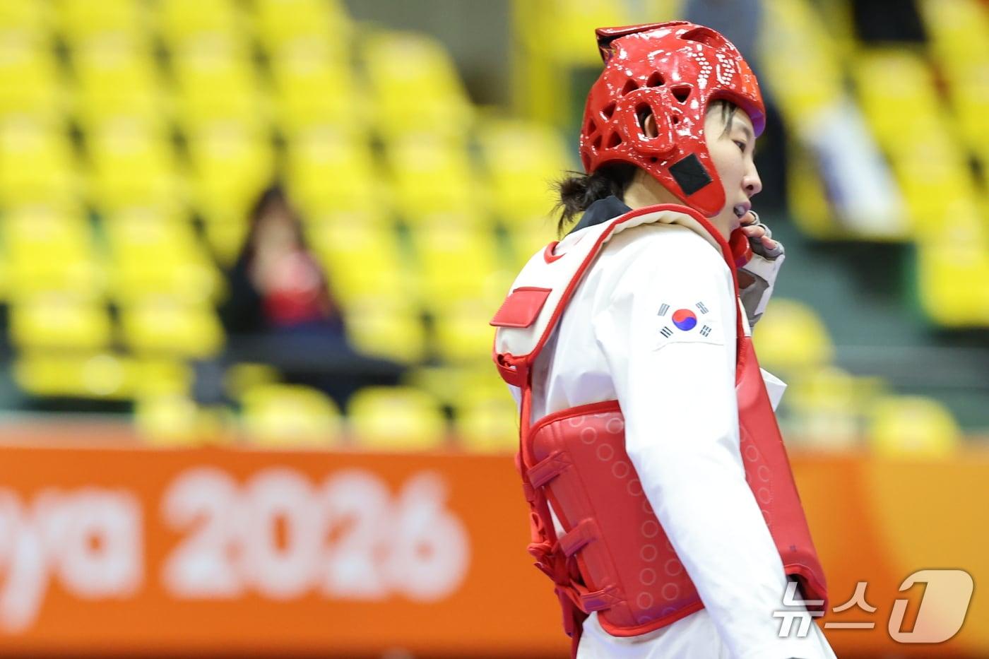 본문 이미지 - 대한민국 곽민주가 2일 일본 도요하시 체육관에서 열린 2026 아이치·나고야 아시안게임 태권도 겨루기 여자-67kg급 우즈베키스탄 오조다 소비르조노바와의 준결승에서 패배하며 동메달을 확보한 후 아쉬워하고 있다. 2026.10.2 ⓒ 뉴스1 김도우 기자