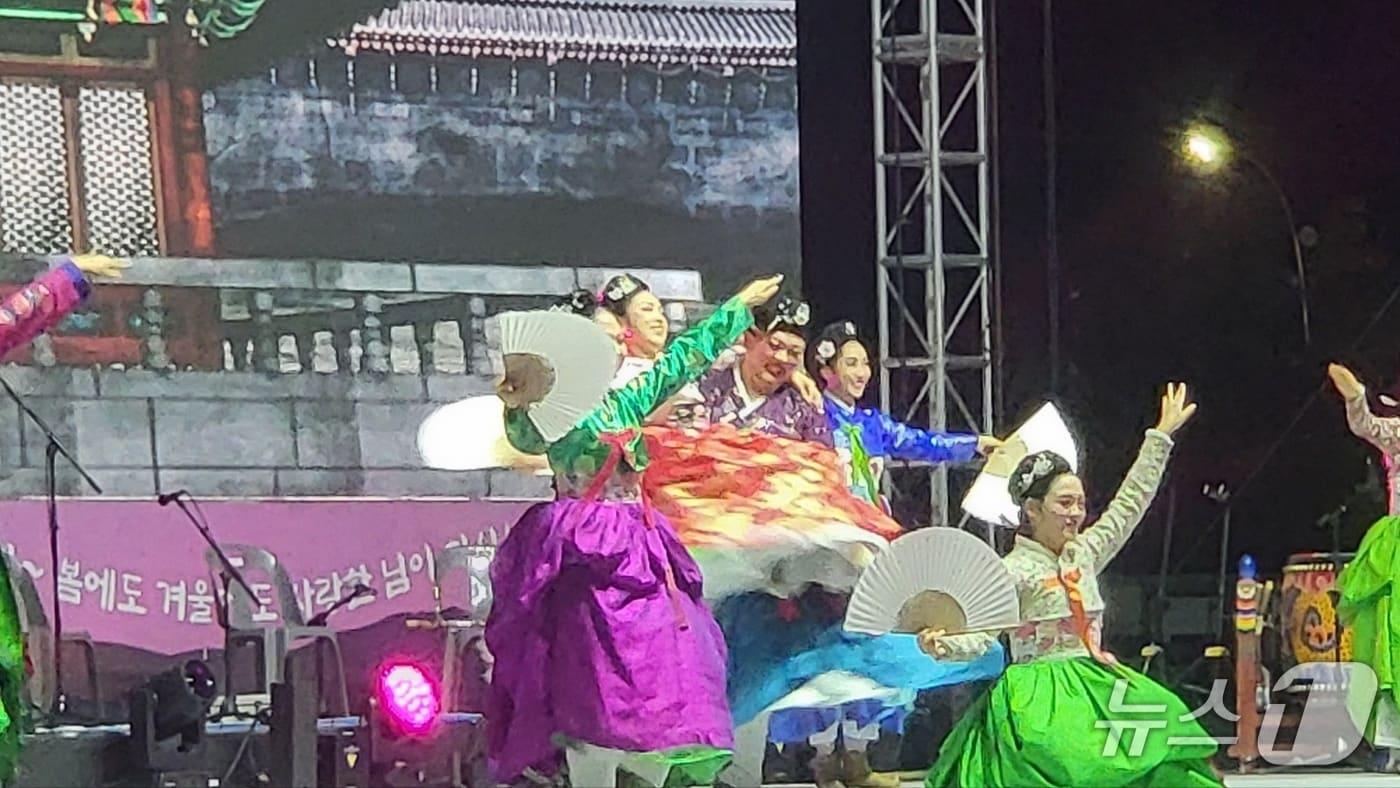 본문 이미지 - 강원 정선과 전국을 넘어 세계에 알려진 '정선아리랑'의 축제 '제51회 정선아리랑제'가 지난 1일 정선읍 일원에서 성황리에 개막했다. 4일까지 열리는 이 축제는 정선공설운동장과 아리랑센터, 아리샘터, 아라리공원 등에서 펼쳐진다. 2026.10.1/뉴스1 신관호 기자