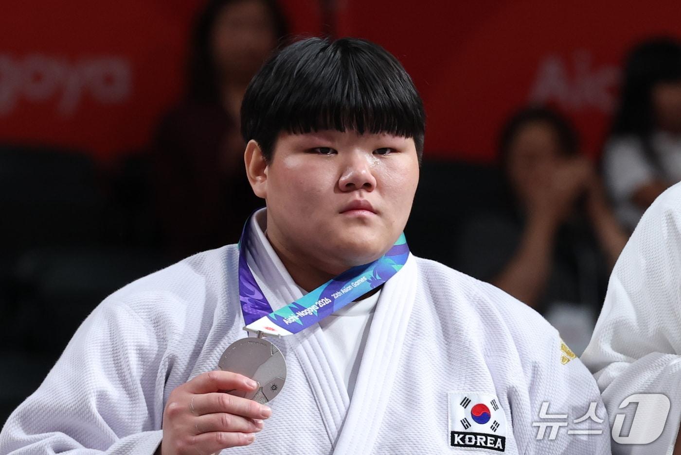 본문 이미지 - 대한민국 이현지가 2일 일본 아이치 인터내셔널 아레나에서 열린 2026 아이치·나고야 아시안게임 유도 여자 78kg 초과급 시상식에서 은메달을 목에 걸고 기념촬영을 하고 있다. 2026.10.2 ⓒ 뉴스1 안은나 기자