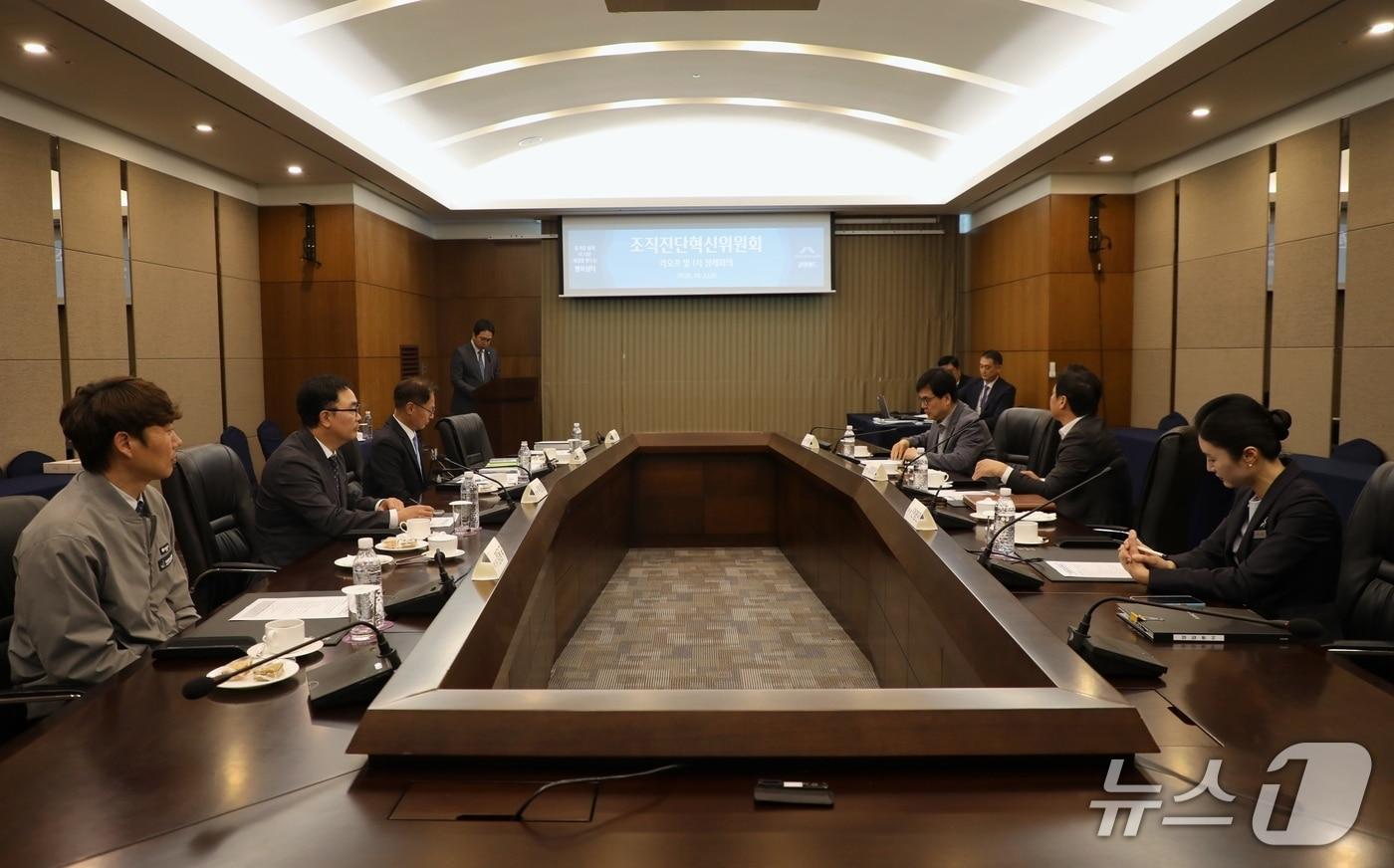 본문 이미지 - 강원랜드는 2일 정선군에 위치한 자사 그랜드호텔 보드룸에서 제1차 조직진단혁신위원회 킥오프 및 정례회의를 열고, 3대 핵심 과제와 위원회 운영 계획을 확정했다. (강원랜드 제공. 재판매 및 DB금지) 2026.10.2/뉴스1