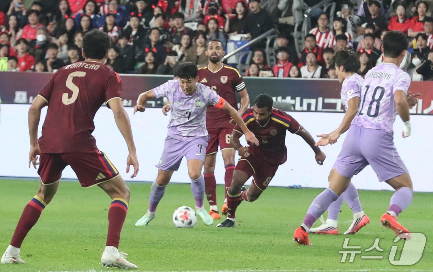 본문 이미지 - 2일 울산 남구 문수월드컵경기장에서 열린 축구 국가대표팀 평가전 대한민국과 베네수엘라의 경기, 대한민국 손흥민이 드리블을 하고 있다. 2026.10.2 ⓒ 뉴스1 조민주 기자