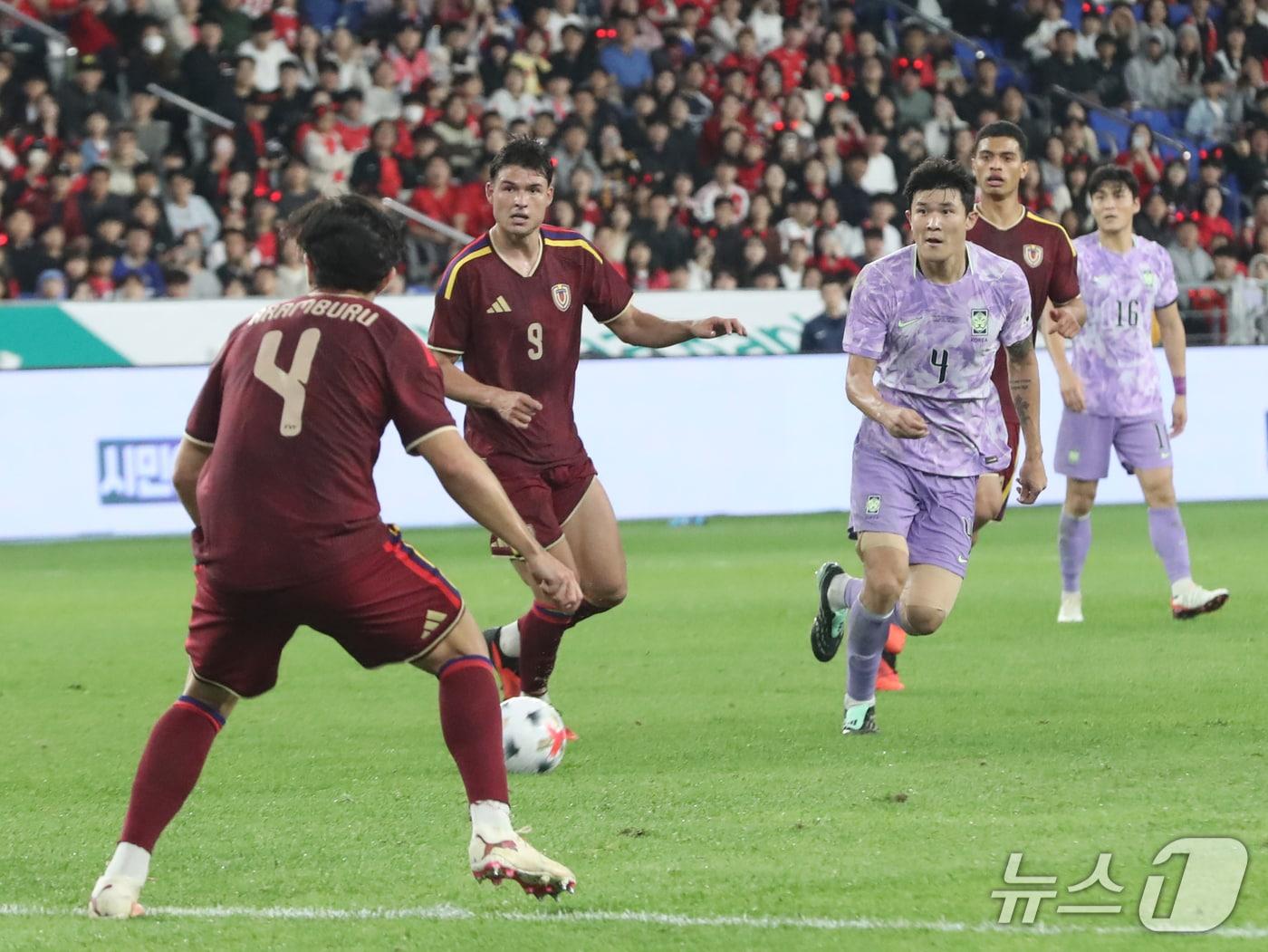 본문 이미지 - 2일 울산 남구 문수월드컵경기장에서 열린 축구 국가대표팀 평가전 대한민국과 베네수엘라의 경기, 대한민국 김민재가 패스를 하고 있다. 2026.10.2 ⓒ 뉴스1 조민주 기자