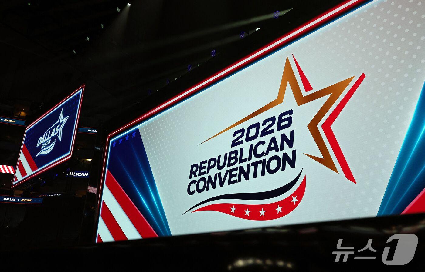 본문 이미지 - 9월 8일(현지시간) 미 텍사스주 댈러스 아메리칸에어라인스센터의 화면에 2026년 공화당 전당대회를 앞두고 로고가 띄워져 있다. 2026.09.08. ⓒ AFP=뉴스1