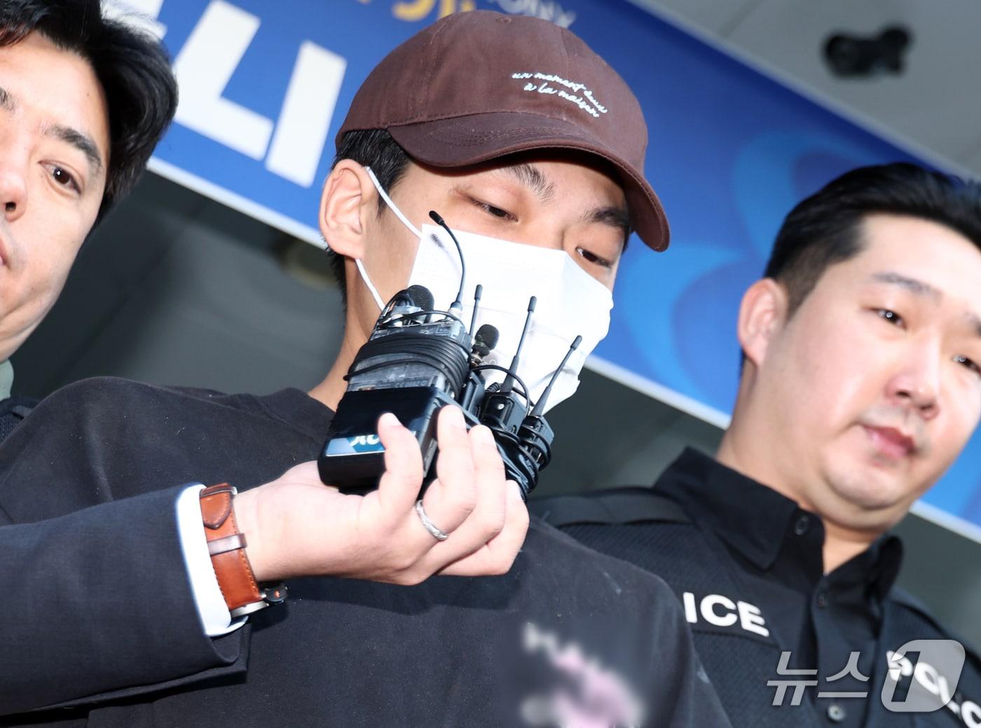본문 이미지 - 장모를 흉기로 찔러 숨지게 한 뒤 별거하던 부인을 납치해 달아난 혐의로 구속된 26살 남성 김성우가 20일 오전 서울 송파구 송파경찰서에서 공소청으로 송치되고 있다. 2026.10.20 ⓒ 뉴스1 최지환 기자