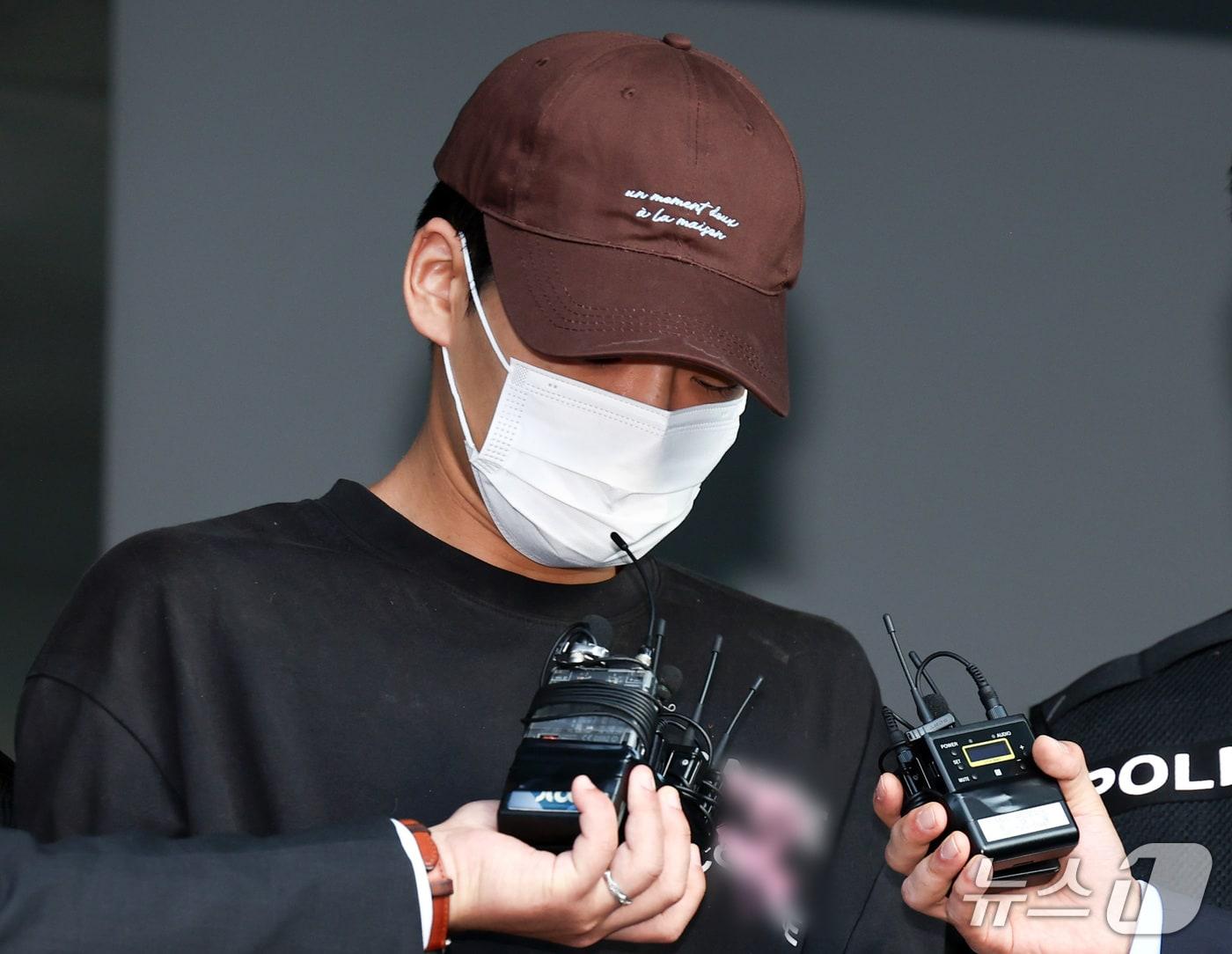 본문 이미지 - 장모를 흉기로 찔러 숨지게 한 뒤 별거하던 부인을 납치해 달아난 혐의로 구속된 26살 남성 김성우. 2026.10.20 ⓒ 뉴스1 최지환 기자