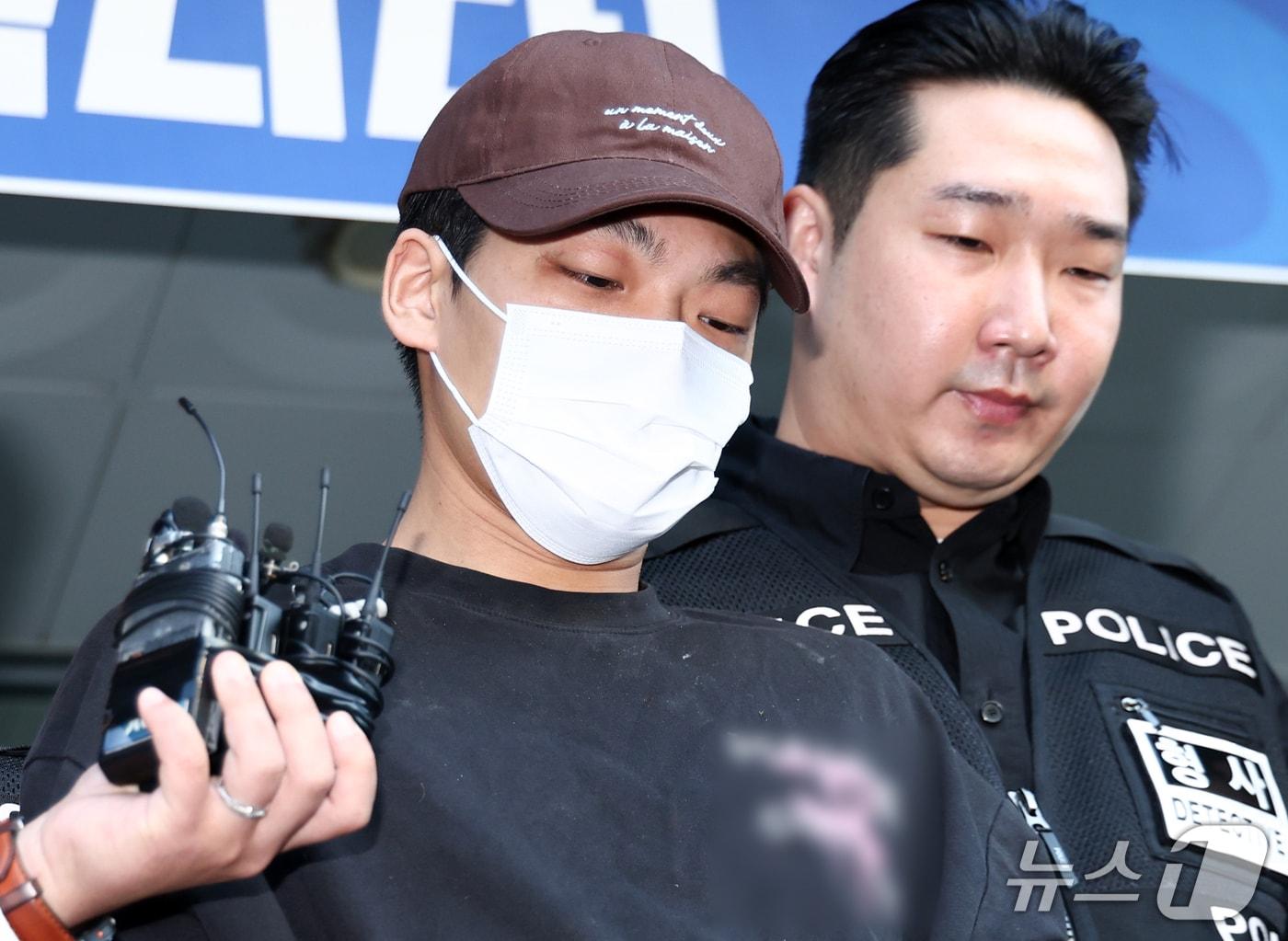 본문 이미지 - 장모를 흉기로 찔러 숨지게 한 뒤 별거하던 부인을 납치해 달아난 혐의로 구속된 26살 남성 김성우가 20일 오전 서울 송파구 송파경찰서에서 공소청으로 송치되고 있다. ⓒ 뉴스1 최지환 기자