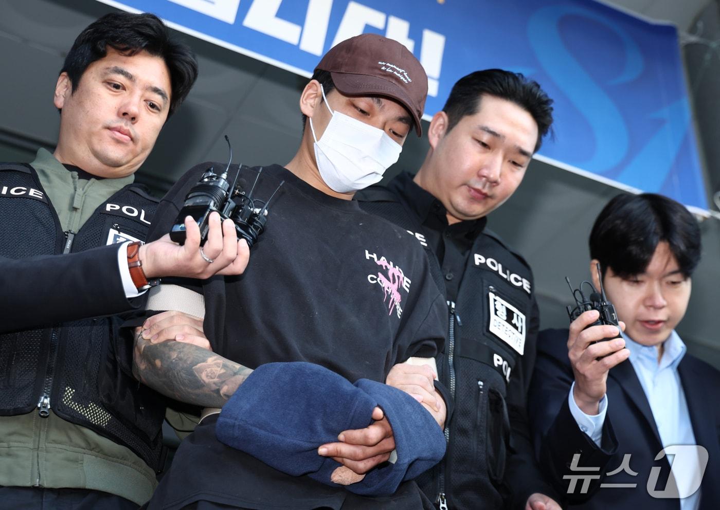 본문 이미지 - 장모를 흉기로 찔러 숨지게 한 뒤 별거하던 부인을 납치해 달아난 혐의로 구속된 26살 남성 김성우가 20일 오전 서울 송파구 송파경찰서에서 공소청으로 송치되고 있다. 2026.10.20 ⓒ 뉴스1 최지환 기자