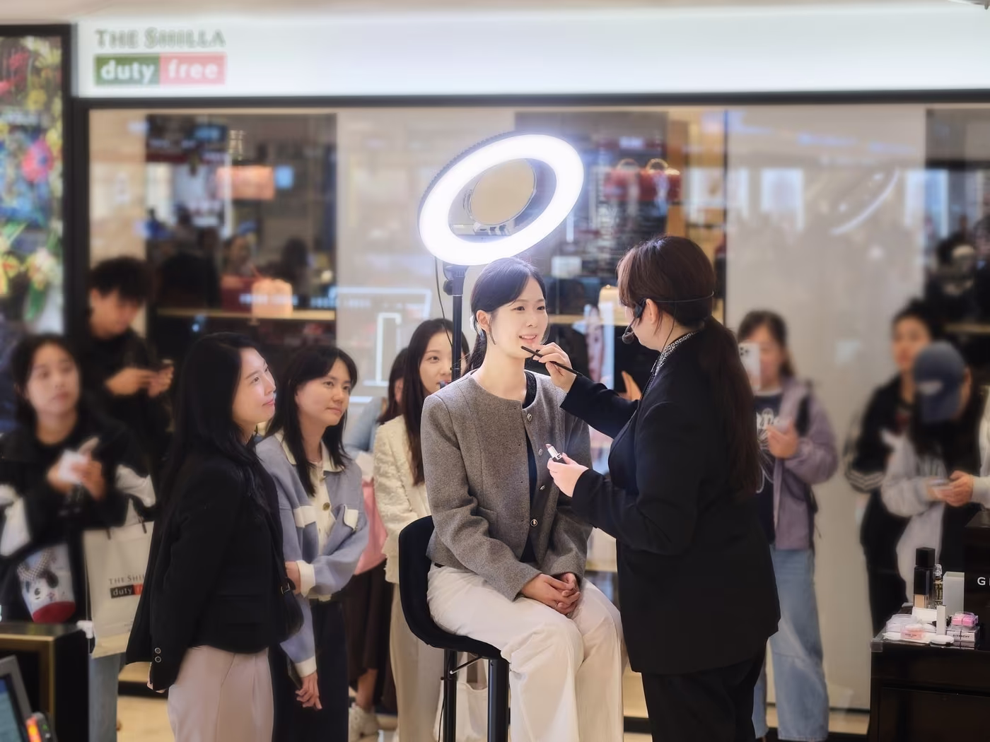 본문 이미지 - 이달 14일 신라면세점 서울점에서 진행된 ‘지방시 뷰티 메이크업 쇼’에서 지방시 공식 메이크업 아티스트가 메이크업 시연을 선보이고 있다.(신라면세점 제공)