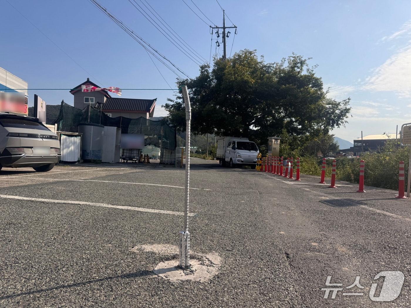 본문 이미지 - 지난 16일 울산 울주군 웅촌면 대복리의 한 식당으로 가는 길목 정중앙에 쇠말뚝이 박혀 있다.2026.10.16.ⓒ 뉴스1 김세은 기자