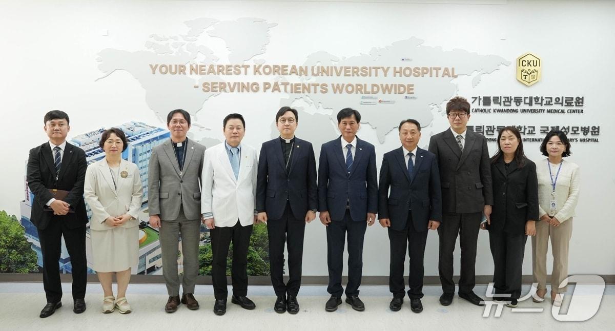본문 이미지 - 의료원장 겸 병원장 고동현 신부(왼쪽에서 5번째)와 김진규 검단구청장(왼쪽에서 6번째) (국제성모병원 제공.재판매 및 DB금지)