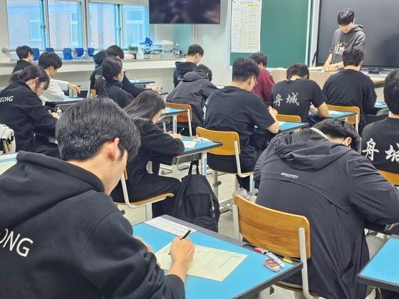 본문 이미지 - 10월 전국연합학력평가 치르는 학생들.(충북교육청 제공. 재판매 및 DB 금지) 2026.10.20/뉴스1
