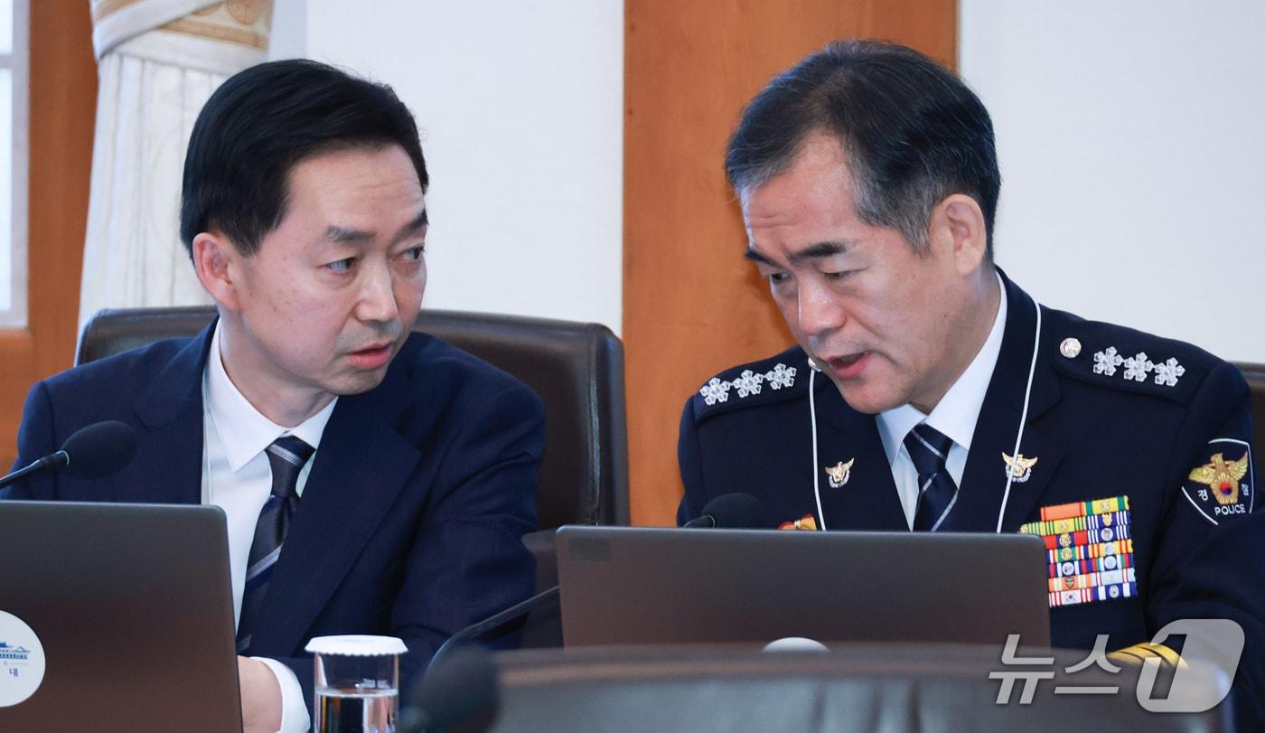본문 이미지 - 김지용 중대범죄수사청장과 김종철 경찰청장 직무대행이 20일 청와대에서 열린 국무회의에서 대화하고 있다. (청와대통신사진기자단) 2026.10.20 ⓒ 뉴스1 허경 기자