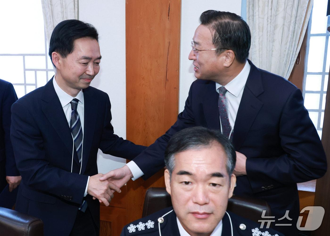 본문 이미지 - 김지용 중대범죄수사청장과 이정현 공소청장 직무대행이 20일 청와대에서 열린 국무회의에서 인사하고 있다. 앞은  김종철 경찰청장 직무대행. (청와대통신사진기자단) 2026.10.20 ⓒ 뉴스1 허경 기자