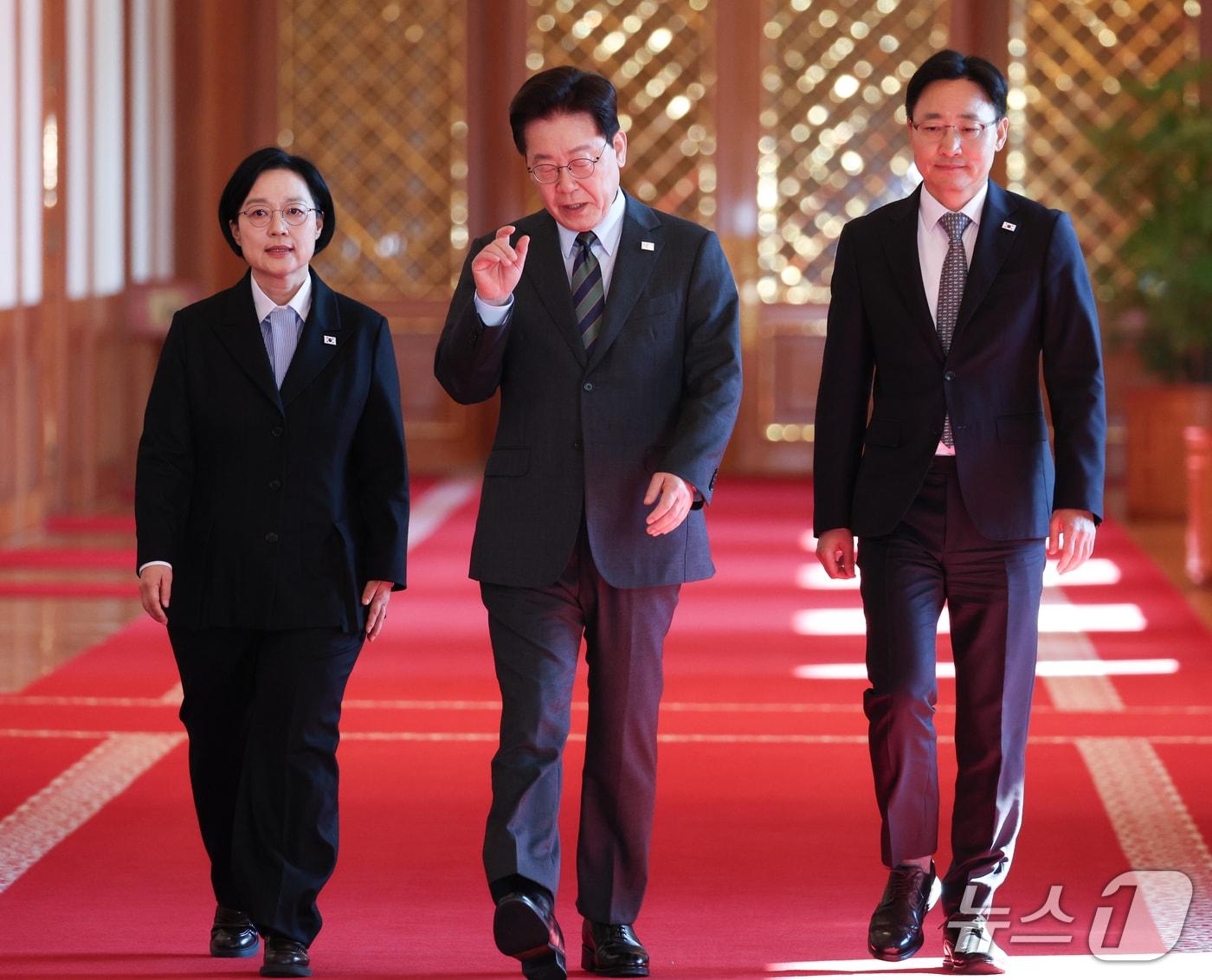 본문 이미지 - 이재명 대통령이 20일 청와대에서 열린 국무회의에 한성숙 국무총리, 임광현 비서실장과 함께 입장하고 있다. 2026.10.20 ⓒ 뉴스1 허경 기자