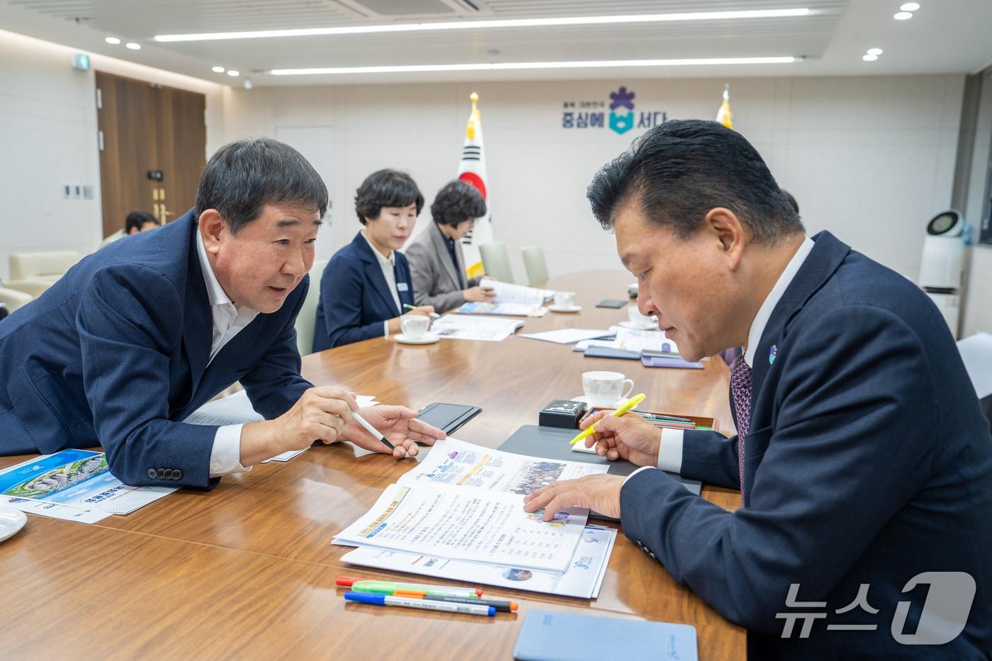 본문 이미지 - 19일 이재영 증평군수가 신용한 충북지사를 만나 증평 인삼 브랜드화 사업 지원을 요청하고 있다.(증평군 제공. 재판매 및 DB 금지) 2026.10.20/뉴스1 