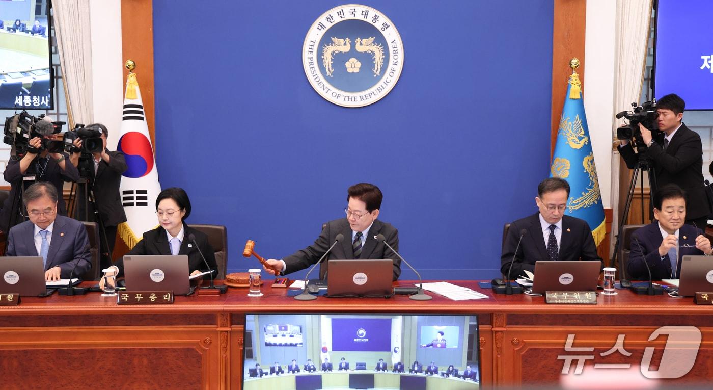 본문 이미지 - 이재명 대통령이 20일 청와대에서 열린 국무회의에서 의사봉을 두드리고 있다. (청와대통신사진기자단) 2026.10.20 ⓒ 뉴스1 허경 기자