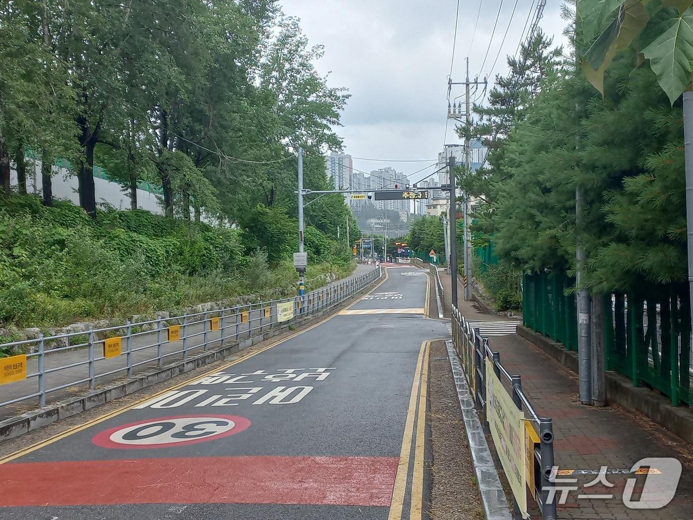 본문 이미지 - 언동초·중학교 통학로 전경.(용인시 제공)