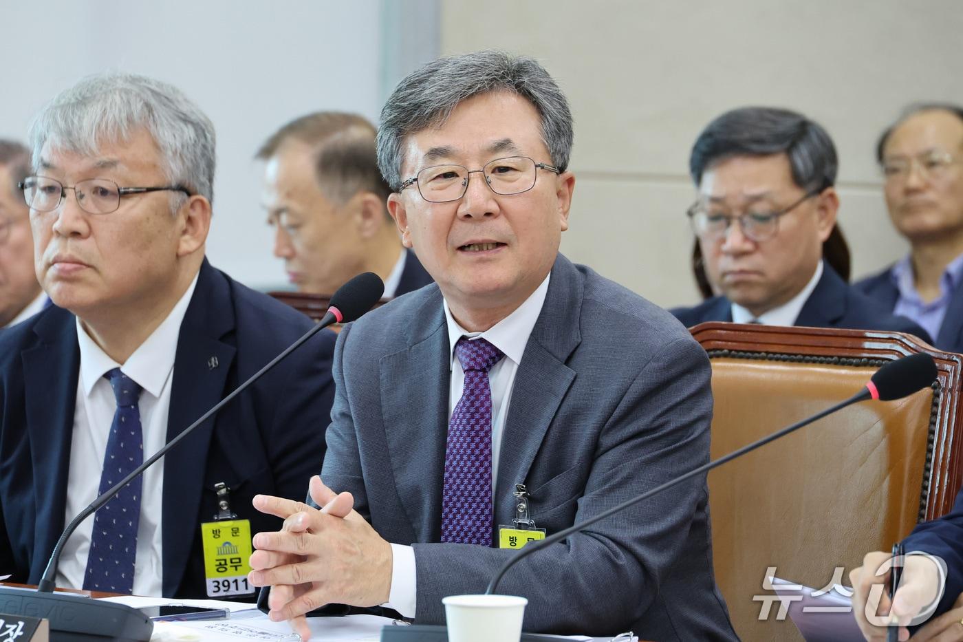 본문 이미지 - 서길준 국립중앙의료원장이 20일 서울 여의도 국회에서 열린 보건복지위원회의 한국보건산업진흥원 등에 대한 국정감사에서 의원 질의에 답변하고 있다. 2026.10.20 ⓒ 뉴스1 신웅수 기자