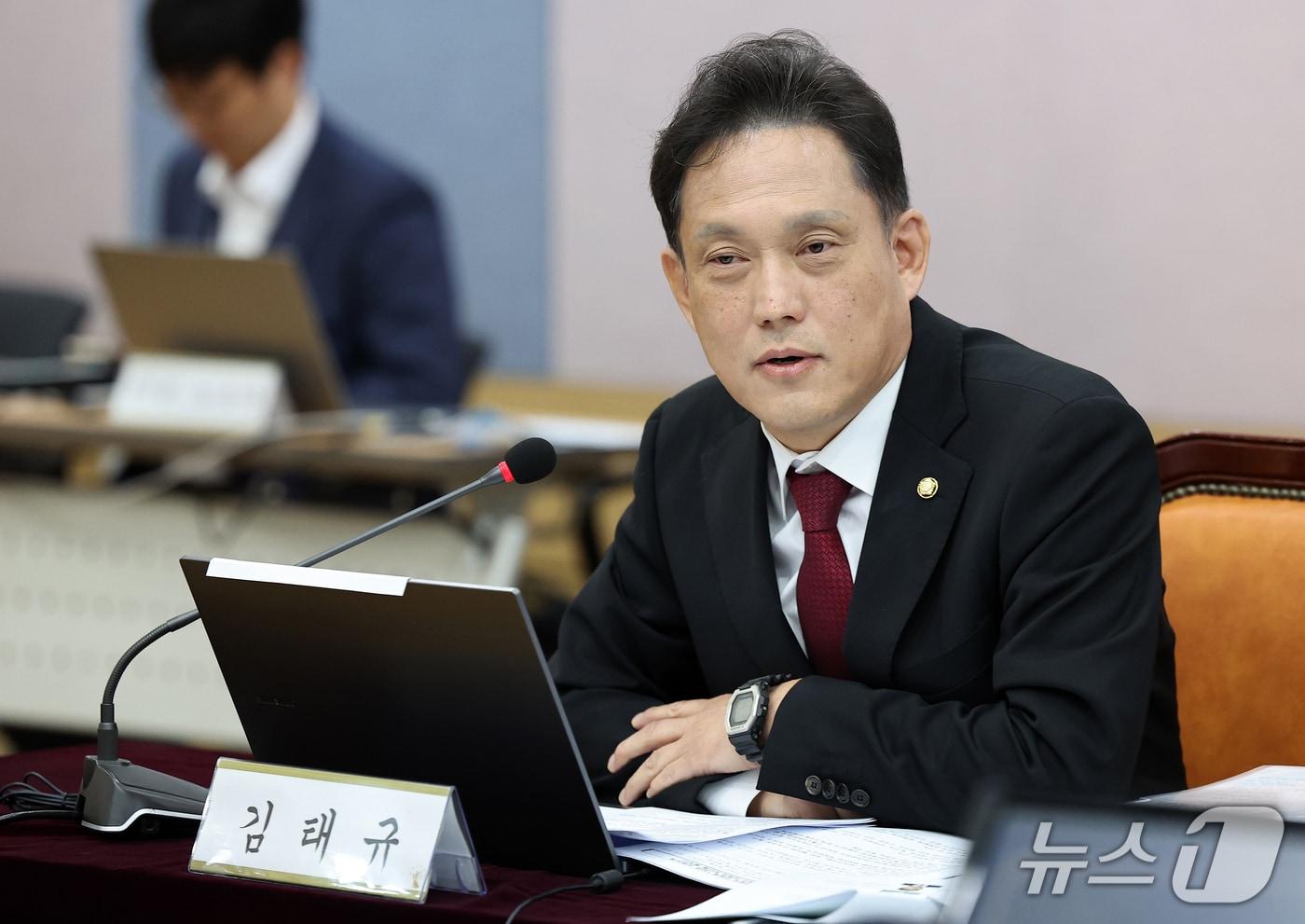 본문 이미지 - 김태규 국민의힘 의원이 20일 대구 수성구 범어동 대구고등법원에서 열린 국회 법제사법위원회(법사위)의 대구고등·지방·가정·회생법원, 부산고등·지방·가정·회생법원, 울산지방·가정법원, 창원지방법원에 대한 2026년도 국정감사에서 질의하고 있다. 2026.10.20 ⓒ 뉴스1 공정식 기자