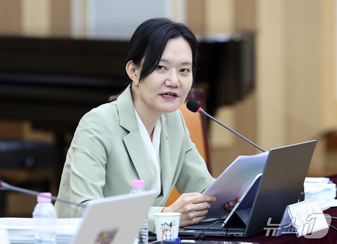 본문 이미지 - 김남희 더불어민주당 의원이 20일 대구 수성구 범어동 대구고등법원에서 열린 국회 법제사법위원회(법사위)의 대구고등·지방·가정·회생법원, 부산고등·지방·가정·회생법원, 울산지방·가정법원, 창원지방법원에 대한 2026년도 국정감사에서 질의하고 있다. 2026.10.20 ⓒ 뉴스1 공정식 기자
