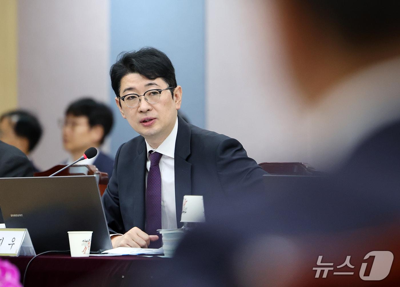 본문 이미지 - 주진우 국민의힘 의원이 20일 대구 수성구 범어동 대구고등법원에서 열린 국회 법제사법위원회(법사위)의 대구고등·지방·가정·회생법원, 부산고등·지방·가정·회생법원, 울산지방·가정법원, 창원지방법원에 대한 2026년도 국정감사에서 질의하고 있다. 2026.10.20 ⓒ 뉴스1 공정식 기자
