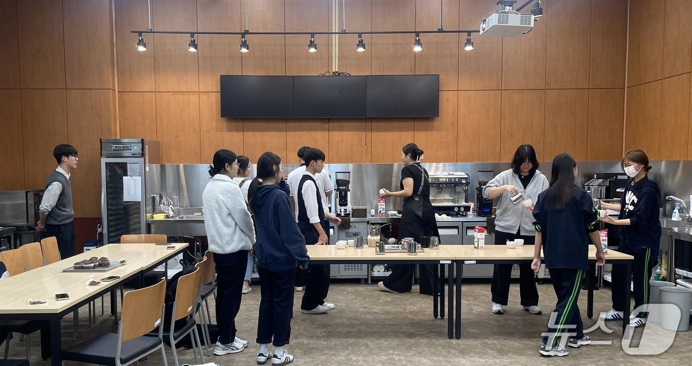본문 이미지 - 광주지역 고등학교 1,2학년 12명 학생들이 19일 광주대학교 호심기념도서관 카페형 실습장에서 기초 라떼아트 프로그램에 참여하고 있다.(전남광주통합특별시 제공, 재판매 및 DB 금지)/뉴스1    