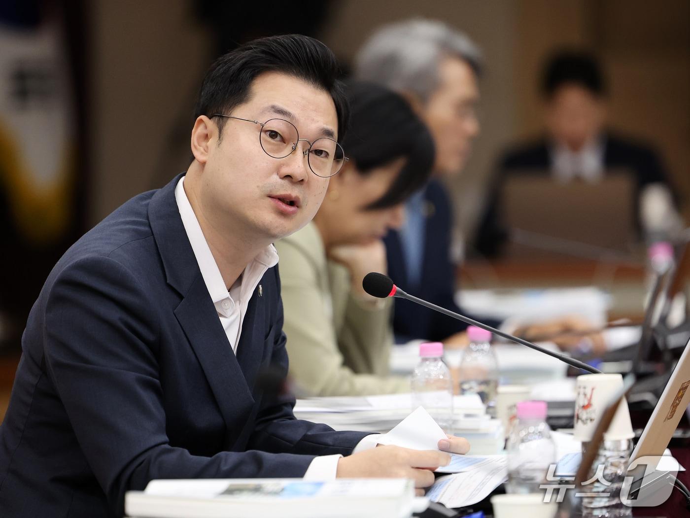 본문 이미지 - 김동아 더불어민주당 의원이 20일 대구 수성구 범어동 대구고등법원에서 열린 국회 법제사법위원회(법사위)의 대구고등·지방·가정·회생법원, 부산고등·지방·가정·회생법원, 울산지방·가정법원, 창원지방법원에 대한 2026년도 국정감사에서 질의하고 있다. 2026.10.20 ⓒ 뉴스1 공정식 기자