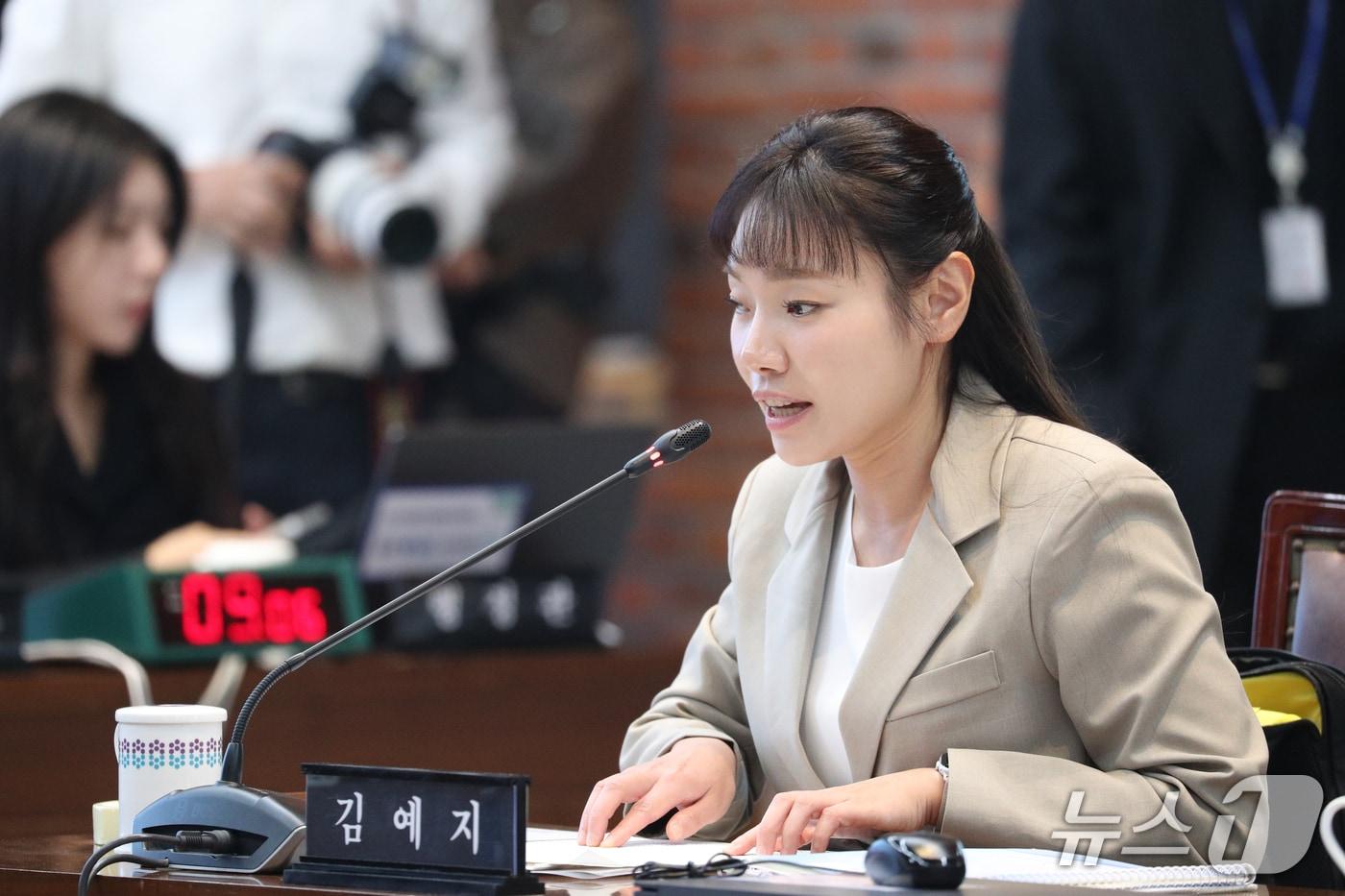 본문 이미지 - 김예지 국민의힘 의원이 20일 오전 충북도청 다목적관에서 열린 국회 행정안전위원회의 충북도에 대한 국정감사에서 질의하고 있다. 2026.10.20 ⓒ 뉴스1 김용빈 기자