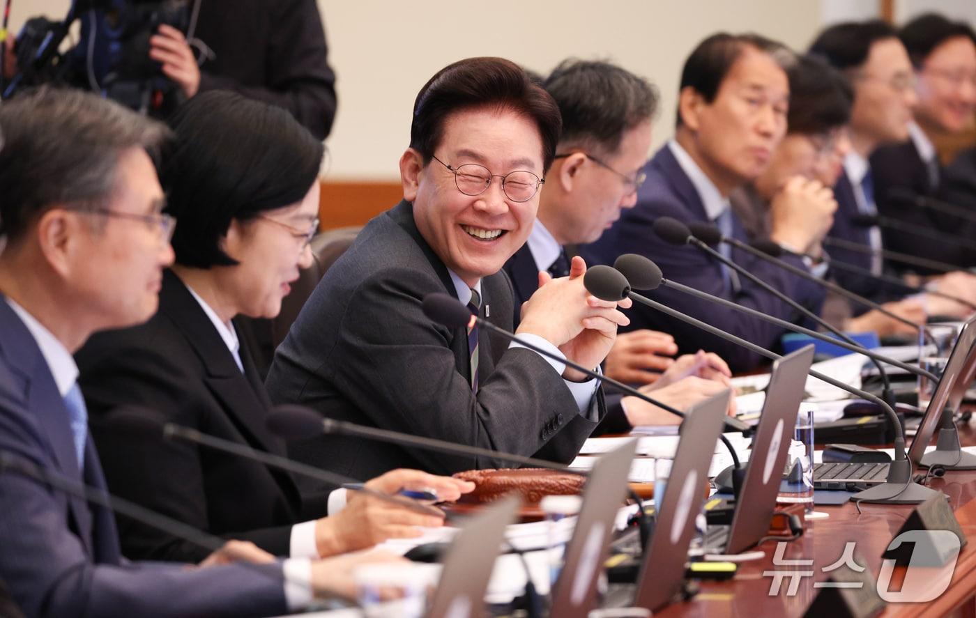 본문 이미지 - 이재명 대통령이 20일 청와대에서 열린 국무회의에서 발언하며 미소 짓고 있다. (청와대통신사진기자단) 2026.10.20 ⓒ 뉴스1 허경 기자