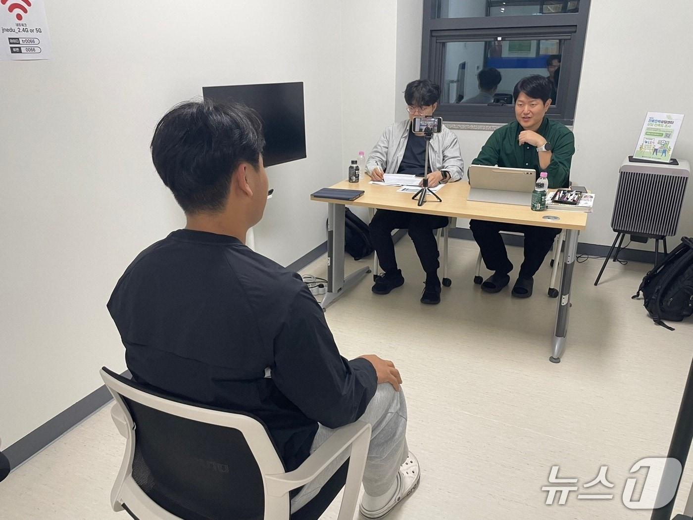 본문 이미지 - 2027학년도 대입 수시 대비 1기 모의면접에 참여한 학생이 진로진학상담센터에서 협력교사와 실전 면접을 진행하고 있다.(전남광주통합특별시교육청 제공, 재판매 및 DB 금지)/뉴스1 