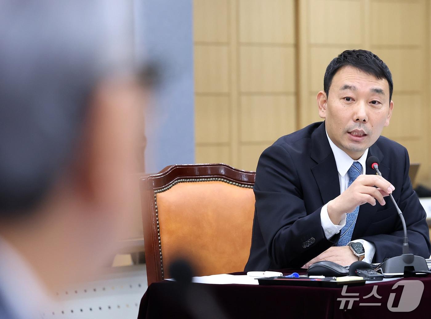 본문 이미지 - 김용민 더불어민주당 의원이 20일 대구 수성구 범어동 대구고등법원에서 열린 국회 법제사법위원회(법사위)의 대구고등·지방·가정·회생법원, 부산고등·지방·가정·회생법원, 울산지방·가정법원, 창원지방법원에 대한 2026년도 국정감사에서 질의하고 있다. 2026.10.20 ⓒ 뉴스1 공정식 기자