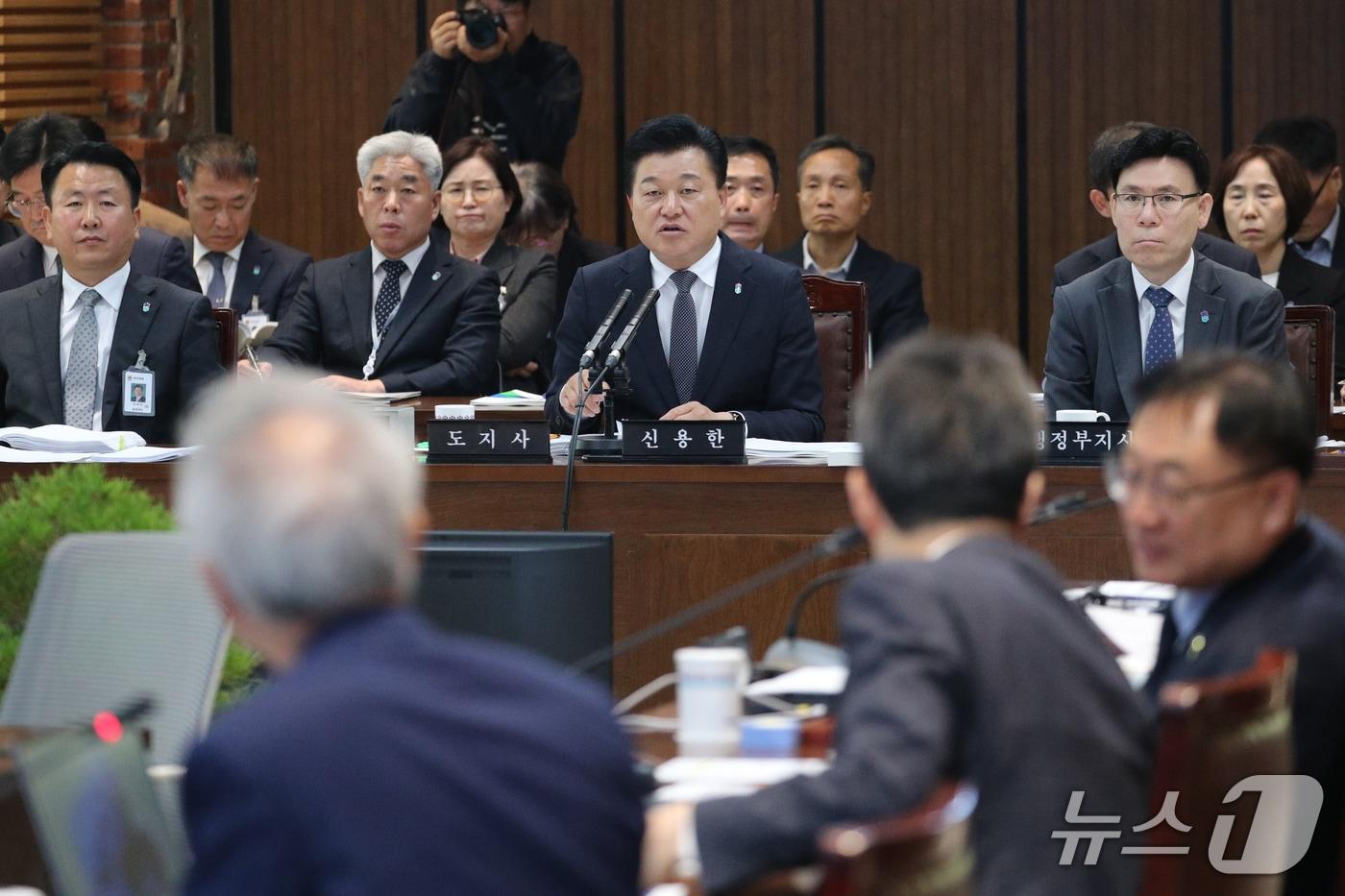 본문 이미지 - 신용한 충북지사가 20일 오전 충북도청 다목적관에서 열린 국회 행정안전위원회의 충북도에 대한 국정감사에서 질의에 답하고 있다. 2026.10.20 ⓒ 뉴스1 김용빈 기자
