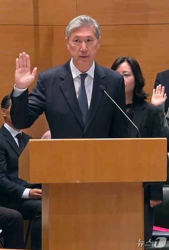 본문 이미지 - 노재헌 주중한국대사가 20일 중국 베이징 주중한국대사관에서 열린 국회 외교통일위원회 국정감사에서 선서하고 있다. 2026.10.20 ⓒ 뉴스1 노민호 특파원