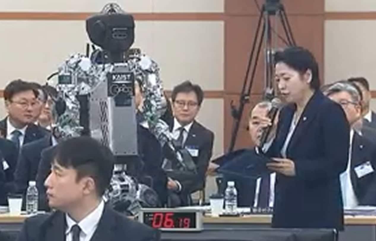 본문 이미지 - 황정아 더불어민주당 의원이 KAIST가 개발한 휴머노이드를 국정감사 중 소개하고 있다.(국회방송 캡처)