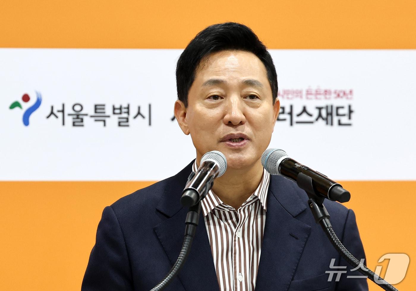 본문 이미지 - 오세훈 서울시장이 20일 서울 서초구 aT센터에서 열린 서울시 중장년 일자리박람회 개막식에서 축사를 하고 있다. 2026.10.20 ⓒ 뉴스1 최지환 기자